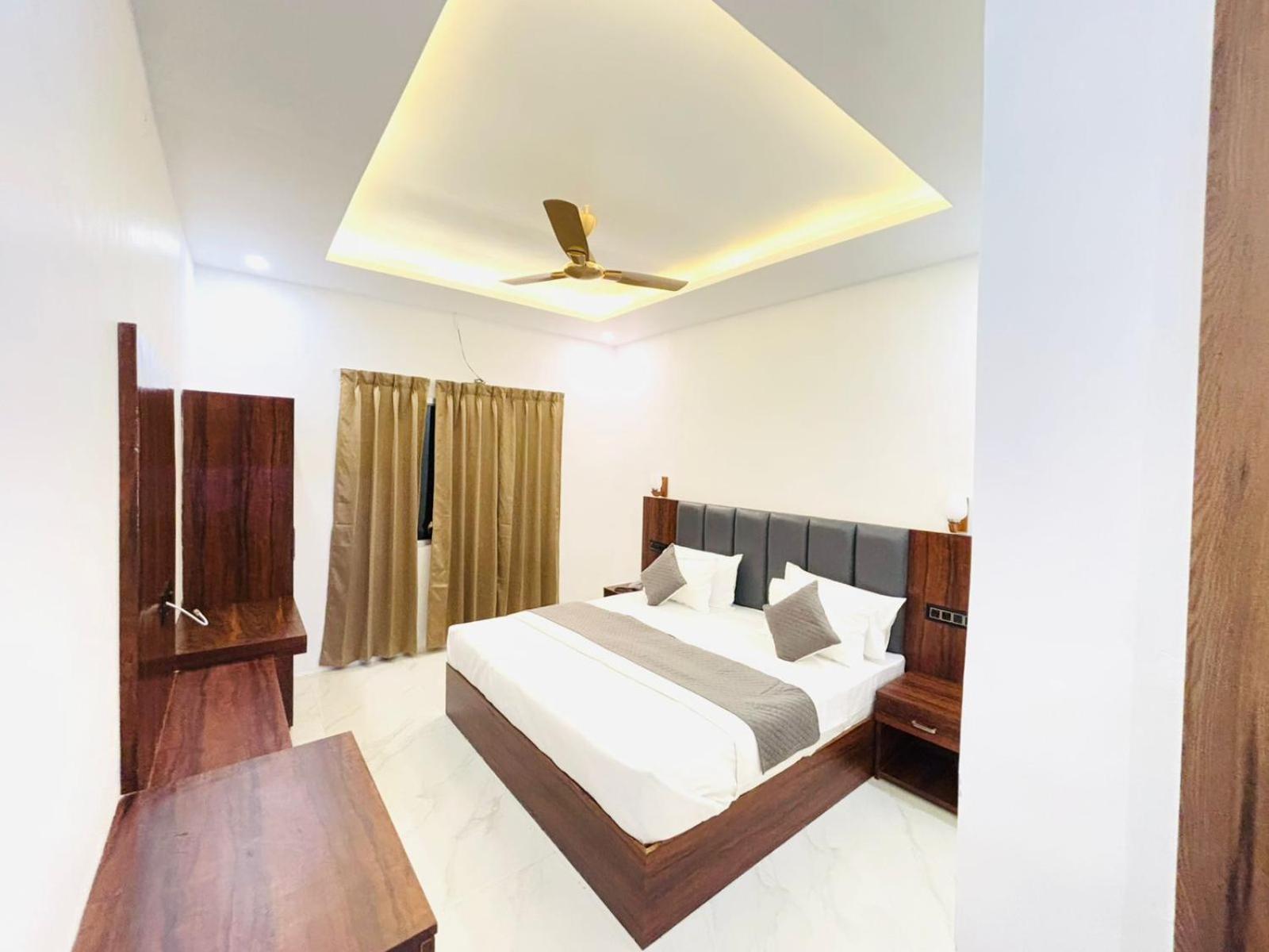 Hotel Omkar Palace Ayodhya Buitenkant foto
