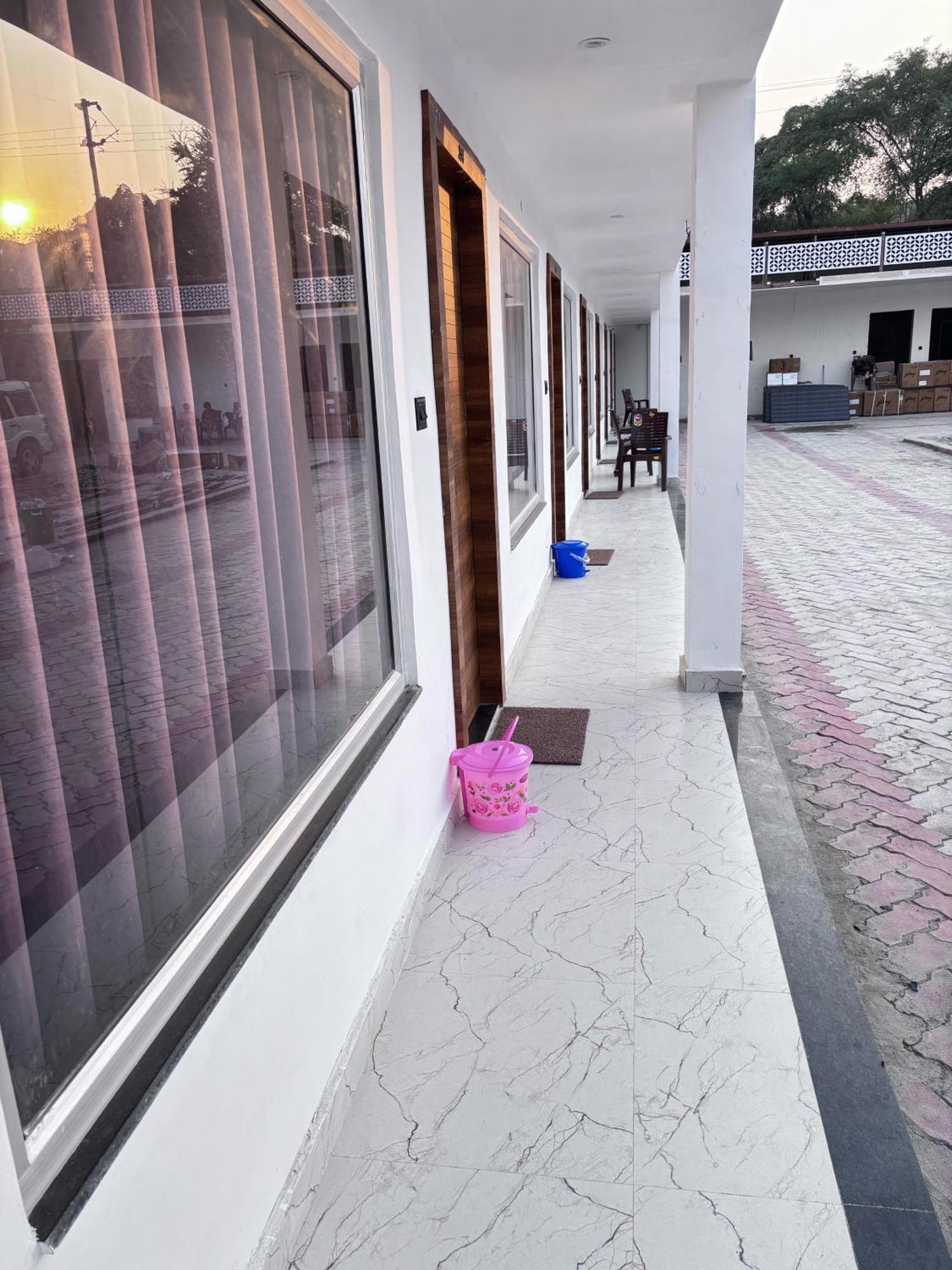 Hotel Omkar Palace Ayodhya Buitenkant foto